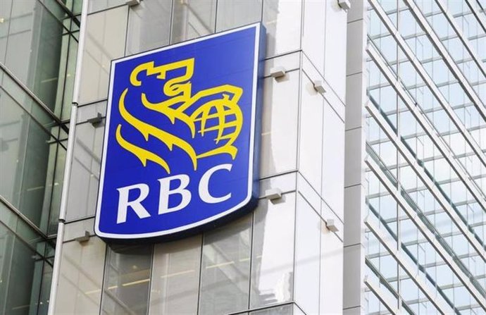 El logo del Royal Bank of Canada (RBC) en un edificio en el centro de Toronto.