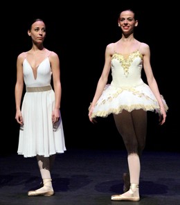 Amaia Leiza y Begoña Garayalde en la pasada Gala de Navidad.