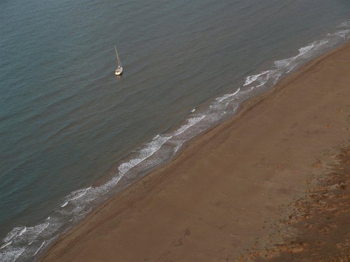 Rescatada una pareja británica a la deriva desde el jueves en el Delta del Ebro