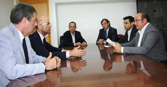 Imagen de la reunión del titular de Educación y la Asociación Humana