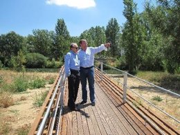 El consejero de Fomento visita la nueva pasarela en el Camino de Santiago
