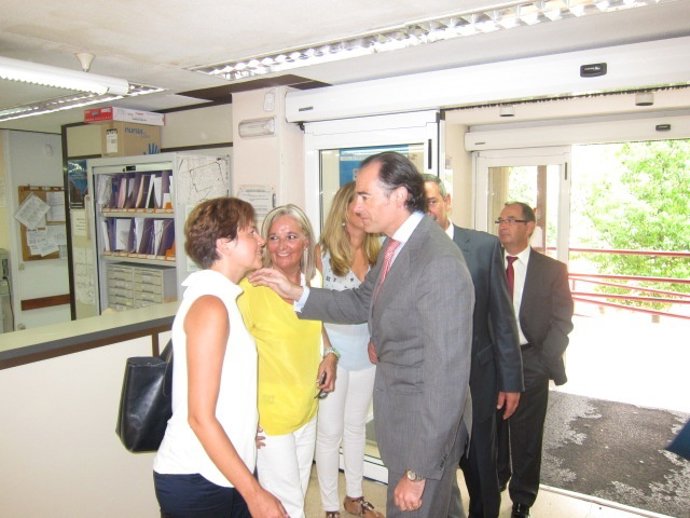 Llombart visita un centro de salud