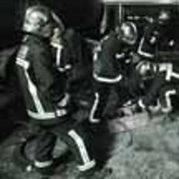 Bomberos, en un momento de la extinción