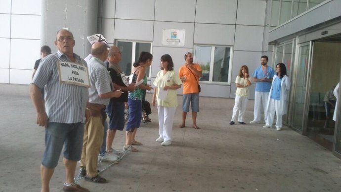 Encadenados por privatización Hospital Infanta Cristina Parla