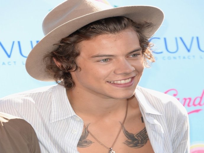 El cantante de One Direction, Harry Styles, se clava un anzuelo en el trasero