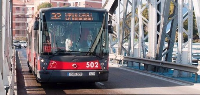 Autobús en Puente sobre el Río Gállego