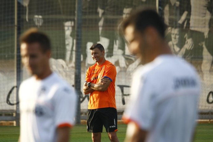 Miroslav Djukic en un entrenamiento con el Valencia