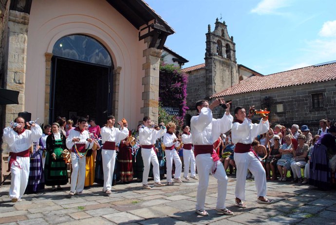 Picayos Santa Juliana danza en la entrada de la ermita de San Roque