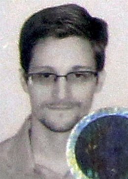 Foto del ex agente de inteligencia estadounidense Edward Snowden tomada para la 