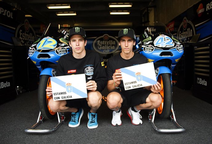 Los pilotos Estrella Galicia 0,0, con los afectados del accidente ferroviario