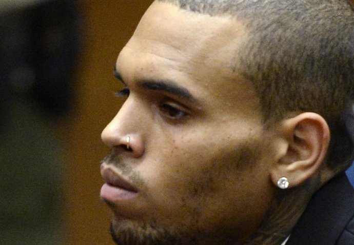 Chris brown sentenciado a 1000 horas de trabajo comunitario 