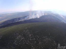 Incendio provocado por un rayo en Navalonguilla (Ávila)