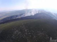 Medios aéreos y terrestres de Extremadura trabajan en la extinción de un fuego en Navalonguilla (Ávila)