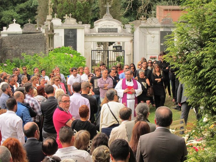 Sepelio de Rosalía Mera en Oleiros (A Coruña)