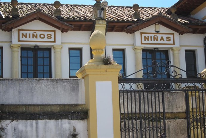 Antigua Escuela En Villaviciosa Que Incluía Segregación Por Sexo