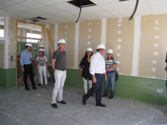Sánchez visita con Martínez las obras de un centro infantil