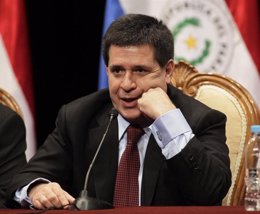 El nuevo presidente de Paraguay, Horacio Cartes, responde a los medios en una co