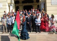 Unas 10.000 personas disfrutan de la romería de la Victoria, con la rectora como abanderada