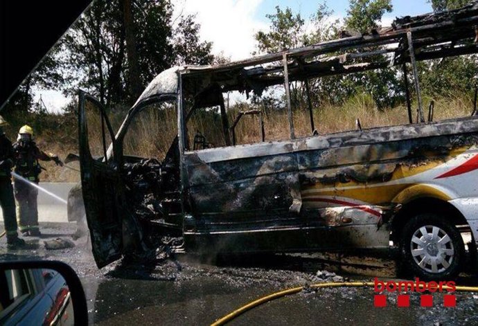 Imagen del microbús incendiado en Vilobí