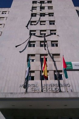 Crespones negros en el Hospital San Cecilio