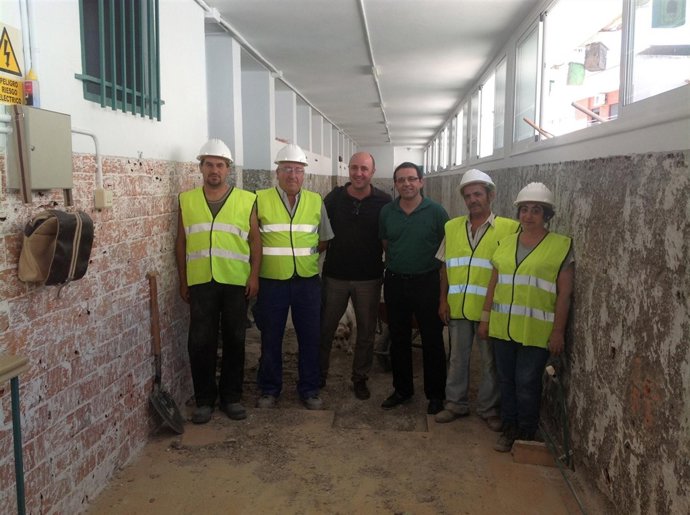 Casquet, junto a los operarios del PFEA en Abla