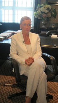 Cifuentes no ve una "guerra de tacones" para suceder a Rajoy, cuyo liderazgo es "absolutamente indiscutido"