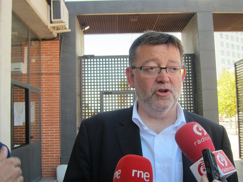 Ximo Puig atendiendo a los periodistas (imagen de archivo)