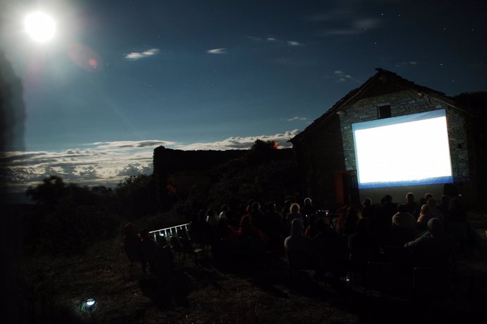 Proyección al aire libre del Festival de Cine de Ascaso
