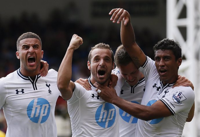 Roberto Soldado celebra su primer gol con el Tottenham