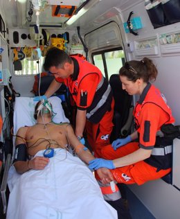 Un Equipo De Emergencia Del 061 Atendiendo A Un Paciente