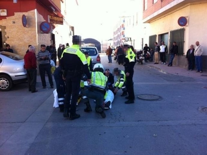 La Policía atiende al atropellado