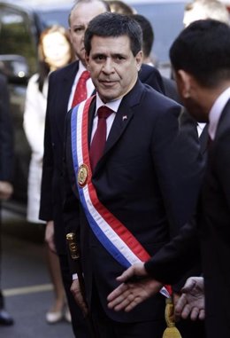 El nuevo presidente de Paraguay, Horacio Cartes, llega a un desfile en su honor 