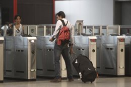 Recurso gente con maletas, viajeros, metro