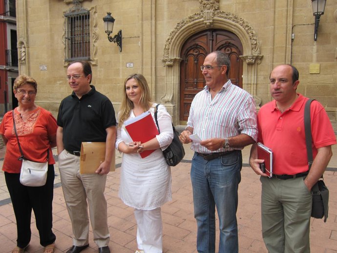 Miembro del PSOE riojano protestan por la no apertura del Museo de La Rioja