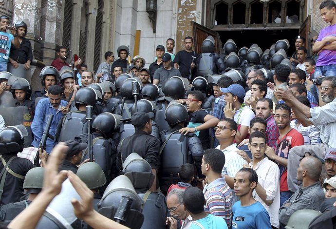 La policía de Egipto desaloja la mezquita de Al Fath
