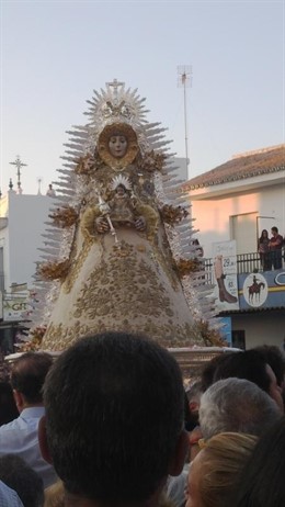 La Virgen del Rocío procesiona con motivo del bicentenario del Rocío Chico. 