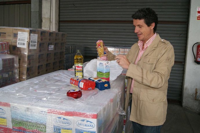 Andrés Torquemada prepara los lotes.