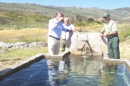 Antonio Silván durante su visita a la zona de Castrocontrigo