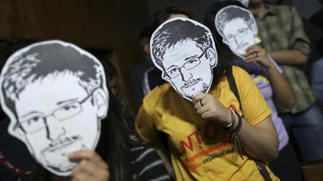 Activistas en Brasilia usan máscaras para representar el ex contratista de segur