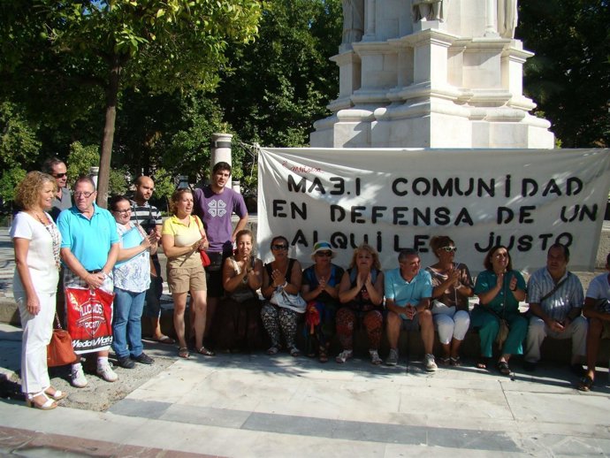 Adela Castaño junto a vecinos de Sevilla Este