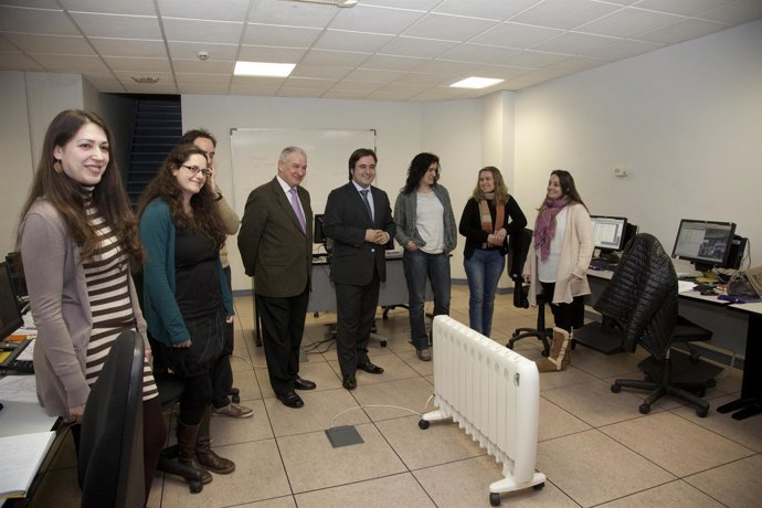 El alcalde con los trabajadores del Observatorio Económico de Camargo