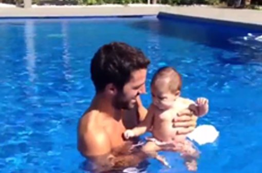 Cesc Fábregas, un auténtico padrazo en la piscina con su hija