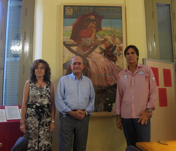 El alcalde de Málaga con el cartel restaurado de la Feria de 1912