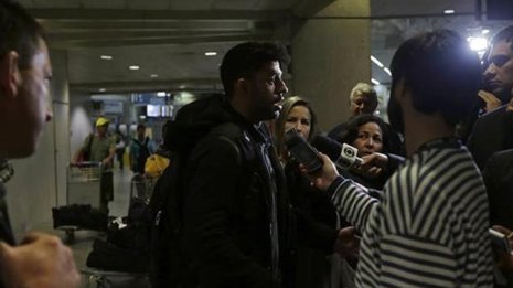 La pareja del periodista estadounidense Glenn Greenwald, David Miranda, conversa