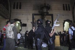 Las fuerzas de seguridad egipcias desalojan la mezquita de Fath, en El Cairo