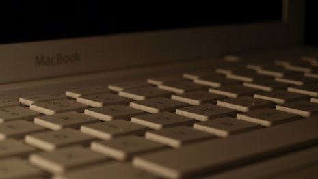 Macbook ordenador oscuro