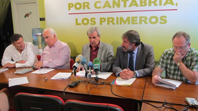 De la Sierra con varios alcaldes del PRC