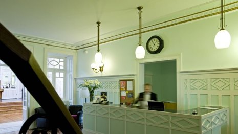 Recepción hotel recepcionista