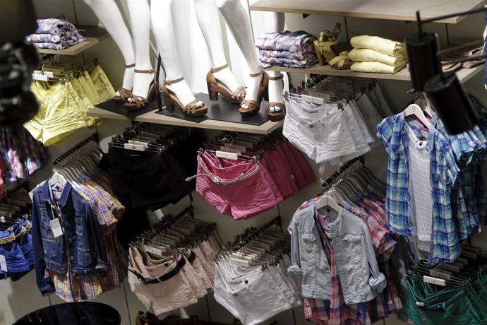 Recursos de ropa, complementos y caja de una tienda