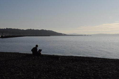 Ordenador portátil en la playa